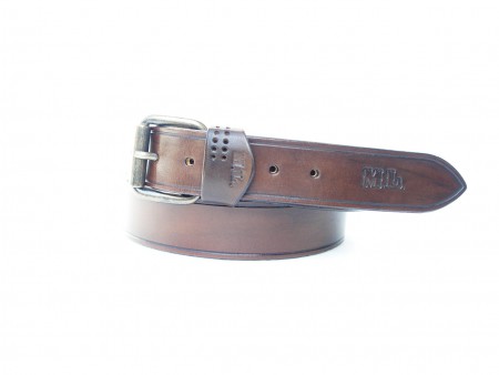 Kožený opasek s monogramem a drážkou.