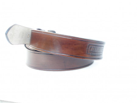 Kožený opasek s monogramem a drážkou.