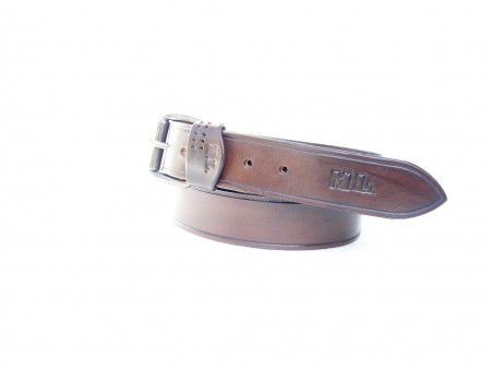 Kožený opasek s monogramem a drážkou.