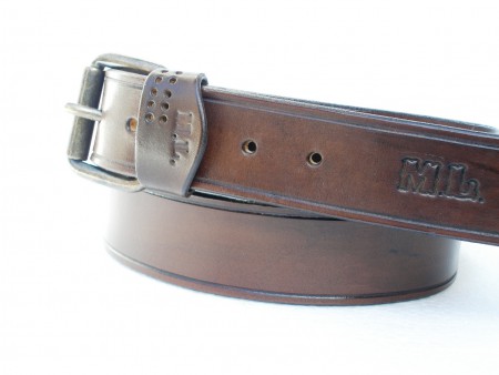 Kožený opasek s monogramem a drážkou.