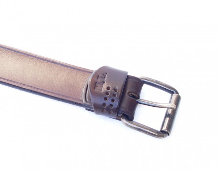 Kožený opasek s monogramem a drážkou.