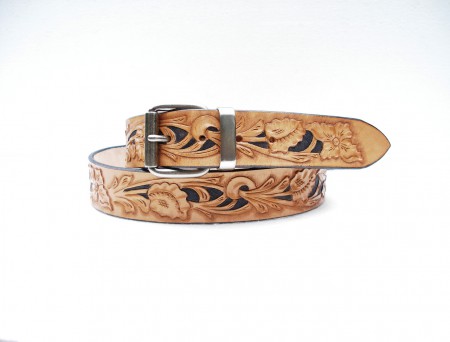 Kožený opasek vyřezávaný, barvený a vytepávaný.