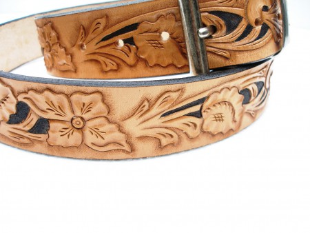 Kožený opasek vyřezávaný, barvený a vytepávaný.