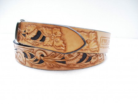 Kožený opasek vyřezávaný, barvený a vytepávaný.