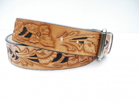 Kožený opasek vyřezávaný, barvený a vytepávaný.