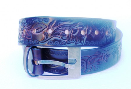 Kožený opasek vyzřezávaný, barvený a tepaný, šíře 4,5 cm.
