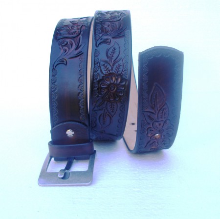 Kožený opasek vyzřezávaný, barvený a tepaný, šíře 4,5 cm.