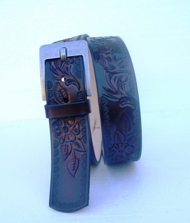 Kožený opasek vyzřezávaný, barvený a tepaný, šíře 4,5 cm.