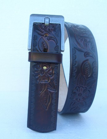 Kožený opasek vyzřezávaný, barvený a tepaný, šíře 4,5 cm.